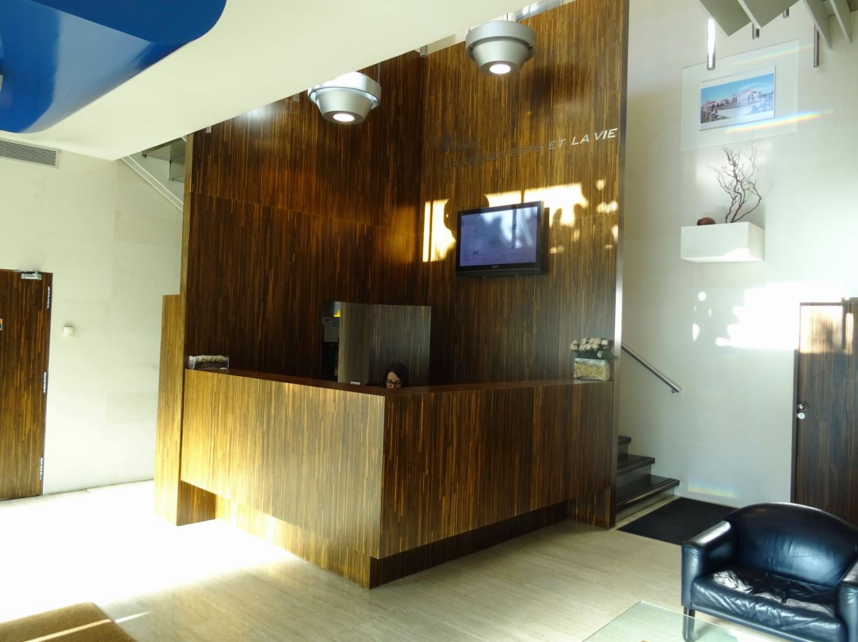 arquitectos-mtac-manuel-trevino-16 La reorganización de la planta también incluye la mejora de la circulación interna, con recorridos más fluidos y accesibles, y la optimización de la superficie para conseguir un mayor aprovechamiento de cada zona. El diseño del mobiliario responde a criterios de flexibilidad, permitiendo que los espacios se adapten fácilmente a diferentes dinámicas: desde áreas de concentración individual hasta espacios colaborativos y de reunión.</p>
<p>Por último, la intervención alcanza los espacios comunes, como la cafetería y zonas de descanso, renovados para convertirse en lugares sociales de encuentro, que favorecen al ambiente de trabajo. Gracias a esta puesta al día, la planta se presenta ahora como un espacio de oficinas contemporáneo, representativo y alineado con las necesidades actuales, consolidando la imagen de los laboratorios como una institución innovadora y con sello de identidad.