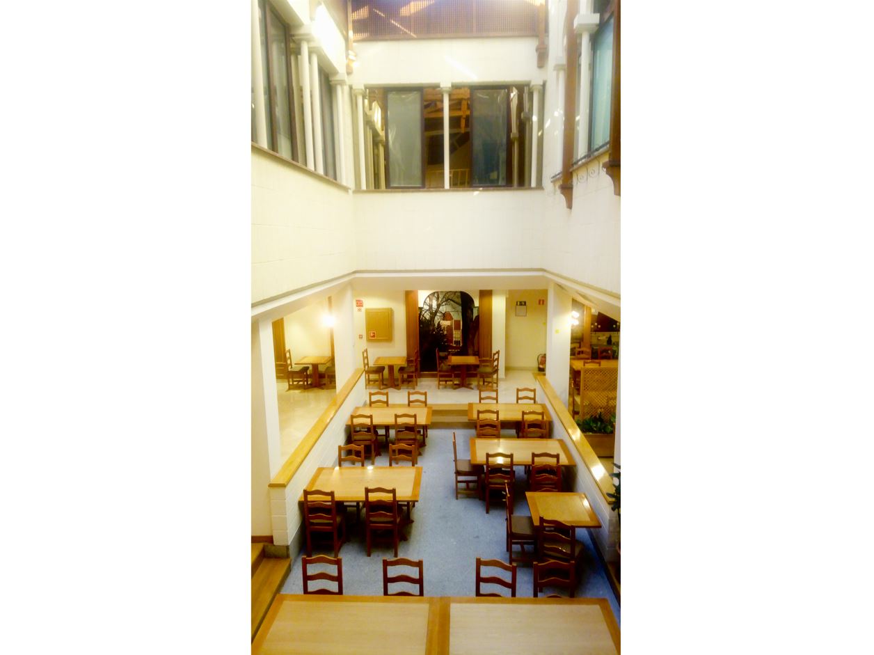 arquitectos-mtac-manuel-trevino-18 La reorganización de la planta también incluye la mejora de la circulación interna, con recorridos más fluidos y accesibles, y la optimización de la superficie para conseguir un mayor aprovechamiento de cada zona. El diseño del mobiliario responde a criterios de flexibilidad, permitiendo que los espacios se adapten fácilmente a diferentes dinámicas: desde áreas de concentración individual hasta espacios colaborativos y de reunión.</p>
<p>Por último, la intervención alcanza los espacios comunes, como la cafetería y zonas de descanso, renovados para convertirse en lugares sociales de encuentro, que favorecen al ambiente de trabajo. Gracias a esta puesta al día, la planta se presenta ahora como un espacio de oficinas contemporáneo, representativo y alineado con las necesidades actuales, consolidando la imagen de los laboratorios como una institución innovadora y con sello de identidad.