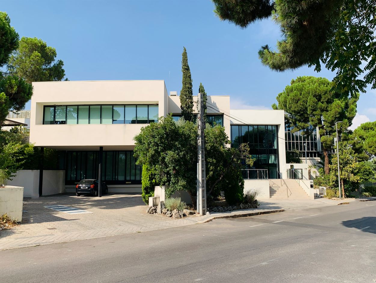 arquitectos-mtac-manuel-trevino-2 La reorganización de la planta también incluye la mejora de la circulación interna, con recorridos más fluidos y accesibles, y la optimización de la superficie para conseguir un mayor aprovechamiento de cada zona. El diseño del mobiliario responde a criterios de flexibilidad, permitiendo que los espacios se adapten fácilmente a diferentes dinámicas: desde áreas de concentración individual hasta espacios colaborativos y de reunión.</p>
<p>Por último, la intervención alcanza los espacios comunes, como la cafetería y zonas de descanso, renovados para convertirse en lugares sociales de encuentro, que favorecen al ambiente de trabajo. Gracias a esta puesta al día, la planta se presenta ahora como un espacio de oficinas contemporáneo, representativo y alineado con las necesidades actuales, consolidando la imagen de los laboratorios como una institución innovadora y con sello de identidad.