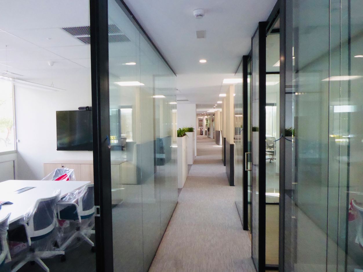 arquitectos-mtac-manuel-trevino-6 La reorganización de la planta también incluye la mejora de la circulación interna, con recorridos más fluidos y accesibles, y la optimización de la superficie para conseguir un mayor aprovechamiento de cada zona. El diseño del mobiliario responde a criterios de flexibilidad, permitiendo que los espacios se adapten fácilmente a diferentes dinámicas: desde áreas de concentración individual hasta espacios colaborativos y de reunión.</p>
<p>Por último, la intervención alcanza los espacios comunes, como la cafetería y zonas de descanso, renovados para convertirse en lugares sociales de encuentro, que favorecen al ambiente de trabajo. Gracias a esta puesta al día, la planta se presenta ahora como un espacio de oficinas contemporáneo, representativo y alineado con las necesidades actuales, consolidando la imagen de los laboratorios como una institución innovadora y con sello de identidad.