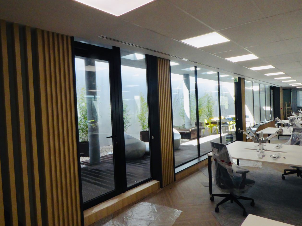 arquitectos-mtac-manuel-trevino-8 La reorganización de la planta también incluye la mejora de la circulación interna, con recorridos más fluidos y accesibles, y la optimización de la superficie para conseguir un mayor aprovechamiento de cada zona. El diseño del mobiliario responde a criterios de flexibilidad, permitiendo que los espacios se adapten fácilmente a diferentes dinámicas: desde áreas de concentración individual hasta espacios colaborativos y de reunión.</p>
<p>Por último, la intervención alcanza los espacios comunes, como la cafetería y zonas de descanso, renovados para convertirse en lugares sociales de encuentro, que favorecen al ambiente de trabajo. Gracias a esta puesta al día, la planta se presenta ahora como un espacio de oficinas contemporáneo, representativo y alineado con las necesidades actuales, consolidando la imagen de los laboratorios como una institución innovadora y con sello de identidad.