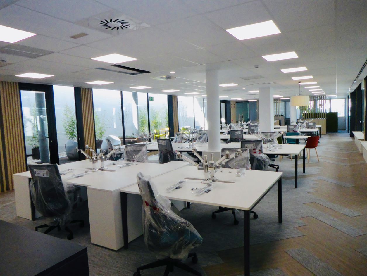 arquitectos-mtac-manuel-trevino-9 La reorganización de la planta también incluye la mejora de la circulación interna, con recorridos más fluidos y accesibles, y la optimización de la superficie para conseguir un mayor aprovechamiento de cada zona. El diseño del mobiliario responde a criterios de flexibilidad, permitiendo que los espacios se adapten fácilmente a diferentes dinámicas: desde áreas de concentración individual hasta espacios colaborativos y de reunión.</p>
<p>Por último, la intervención alcanza los espacios comunes, como la cafetería y zonas de descanso, renovados para convertirse en lugares sociales de encuentro, que favorecen al ambiente de trabajo. Gracias a esta puesta al día, la planta se presenta ahora como un espacio de oficinas contemporáneo, representativo y alineado con las necesidades actuales, consolidando la imagen de los laboratorios como una institución innovadora y con sello de identidad.